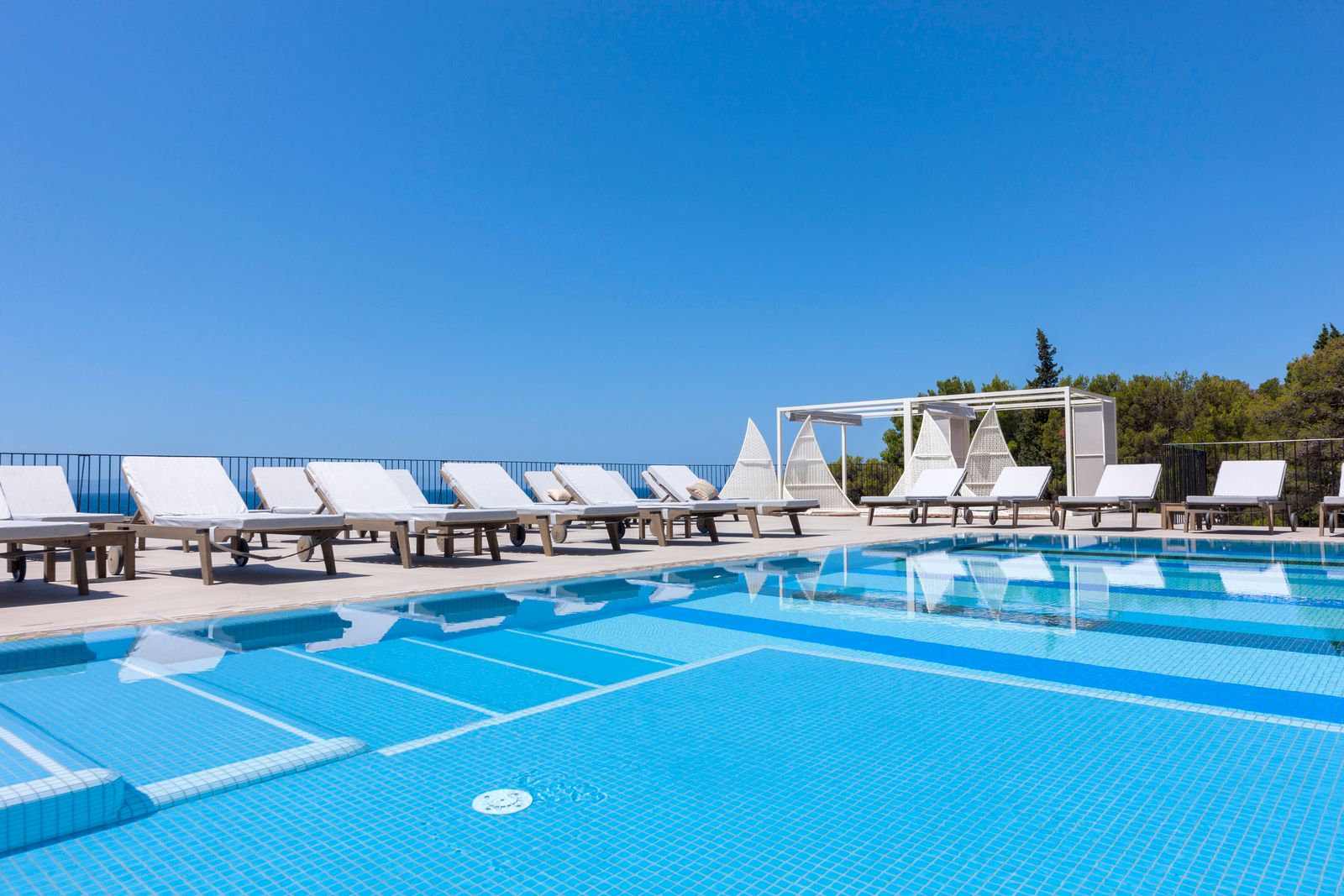 Prvi maj Tučepi 2026 – Bluesun Hotel Jadran polupansion | 3 noći od 799 KM za 2 osobe