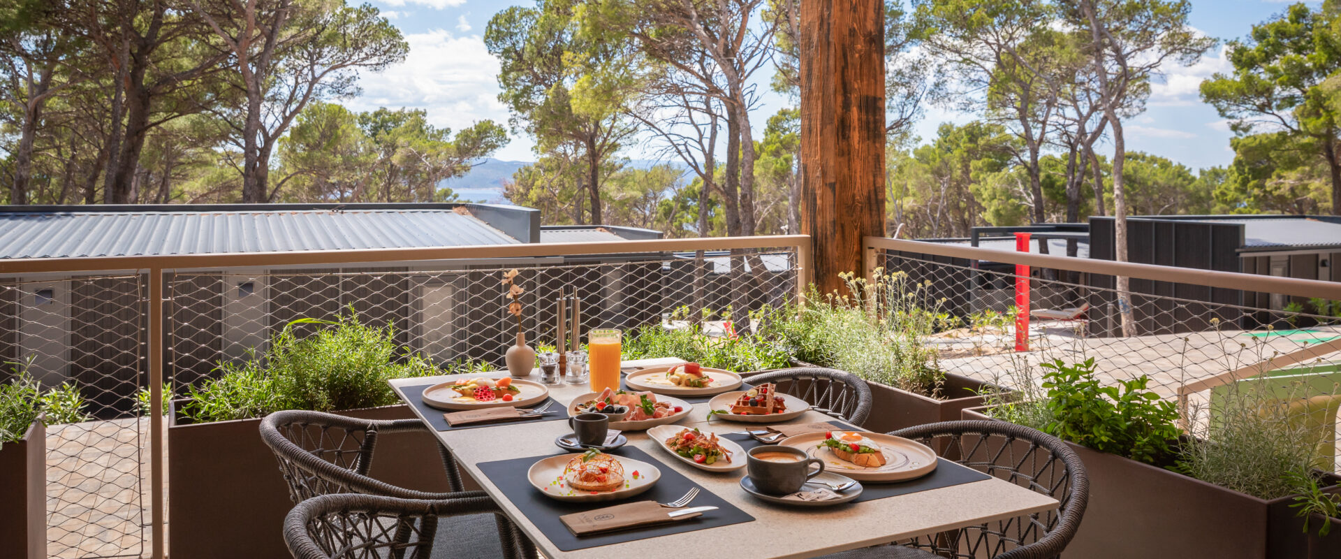Pinadria Camping Resort 5★ – Ljeto 2027. u Baškoj Vodi od 179 KM