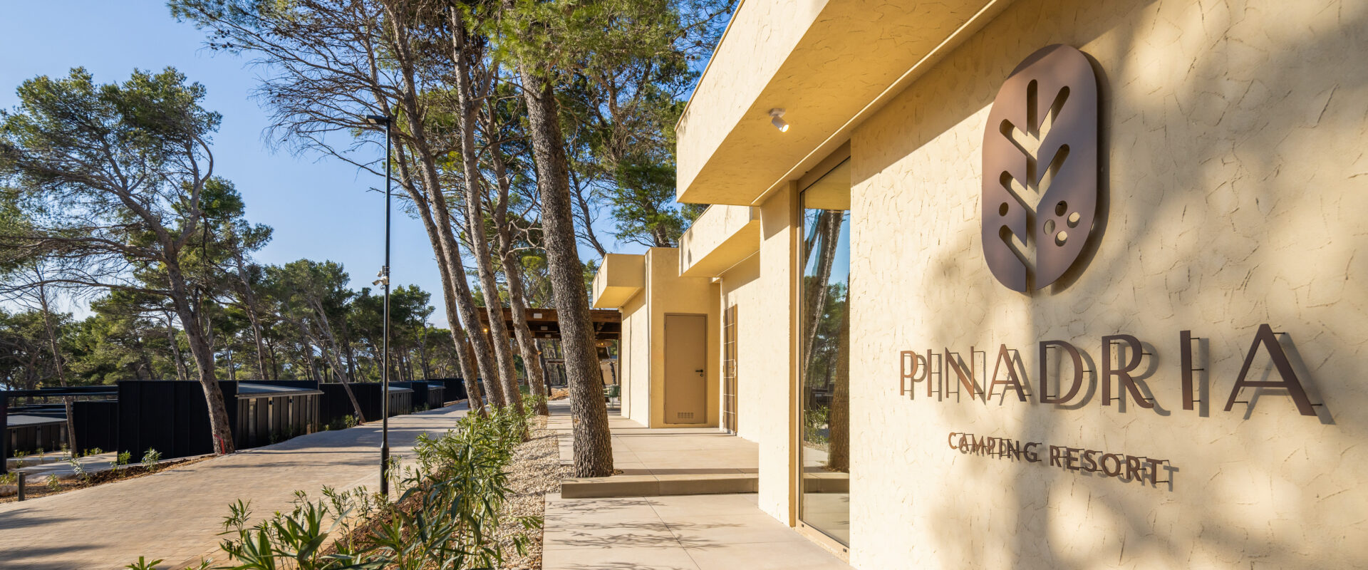 Pinadria Camping Resort 5★ – Ljeto 2027. u Baškoj Vodi od 179 KM
