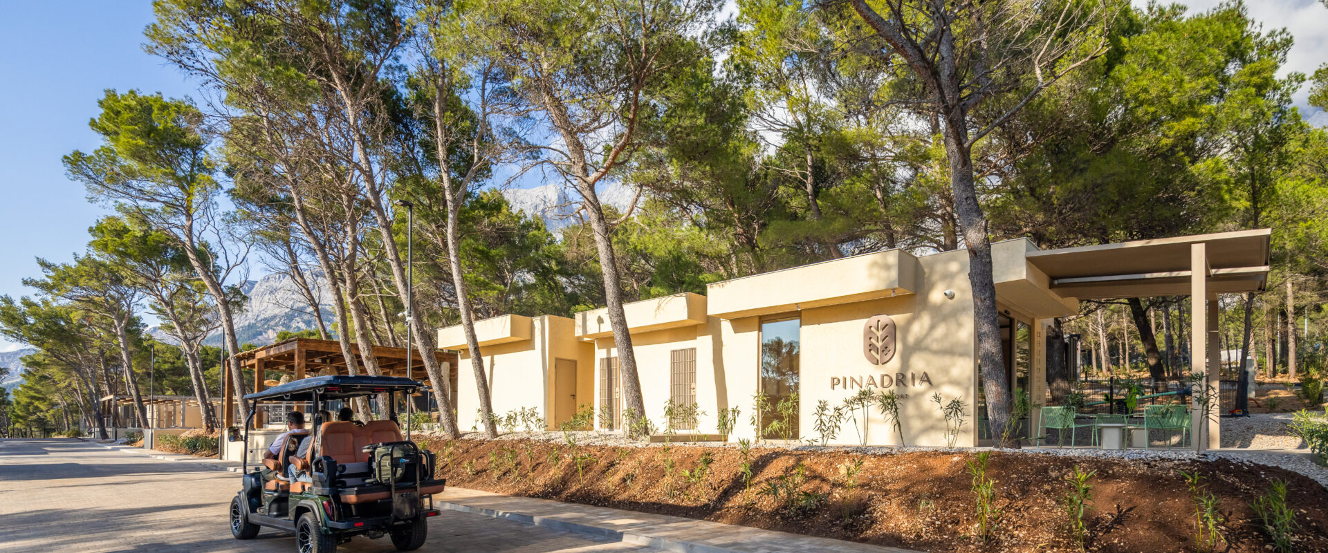 Pinadria Camping Resort 5★ – Ljeto 2027. u Baškoj Vodi od 179 KM